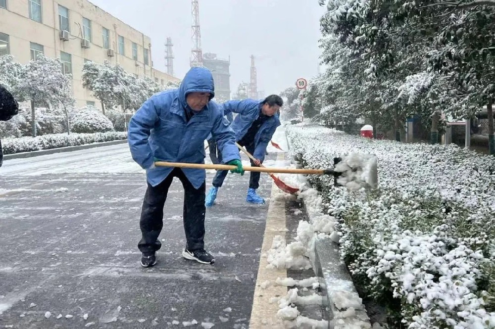 華魯 | ?以雪為令！聞雪而動(dòng)！公司各單位積極組織清掃積雪